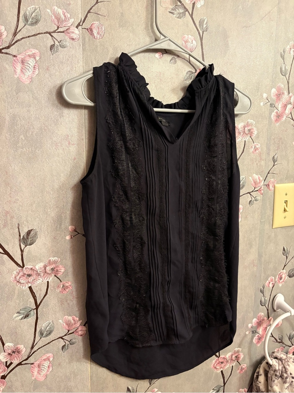 Ann Taylor Black Ruffled V-Neck Sleeveless Blouse